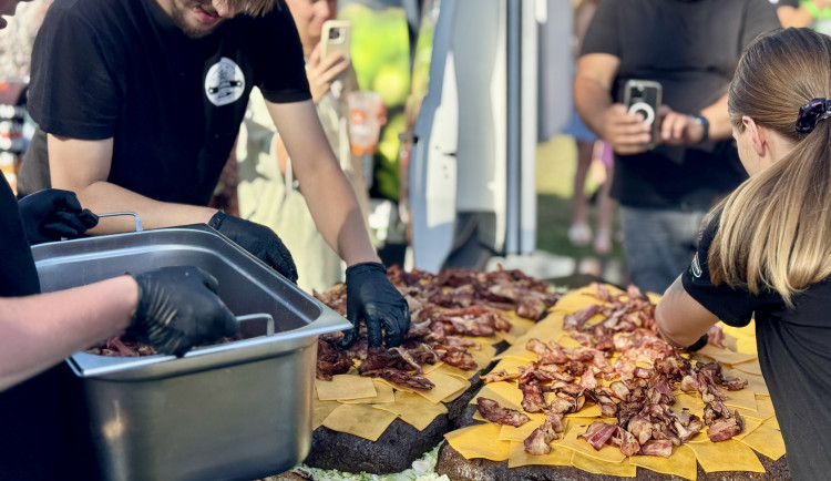 Největší burger v republice váží 164 kilogramů, připravili ho v Budějovicích