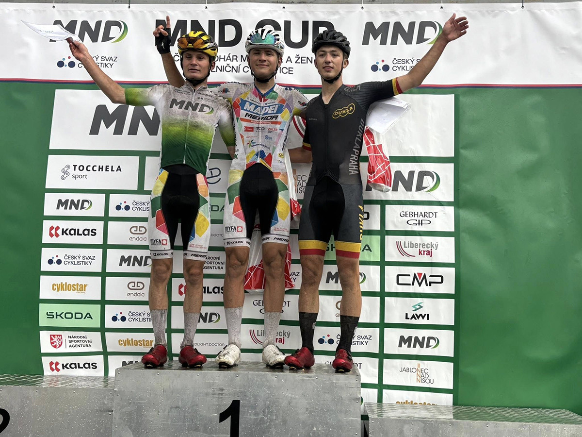 Stupně vítězů na závodu MND Cup – Český pohár v silniční cyklistice juniorů ve Vesci u Liberce. Vyhrál Jakub Tesařík, druhý byl Matěj Piták v dresu lídra pořadí ČP.