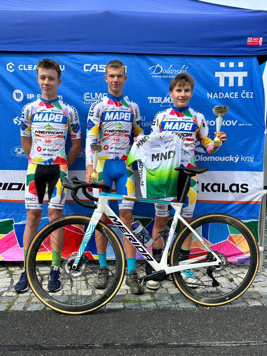 Starší žáci Mapei Merida Kaňkovský vyhráli MND Cup – Český pohár v silniční cyklistice mládeže jako družstvo. Adam Jindrák (s pohárem) vyhrál celkově i jednotlivce.