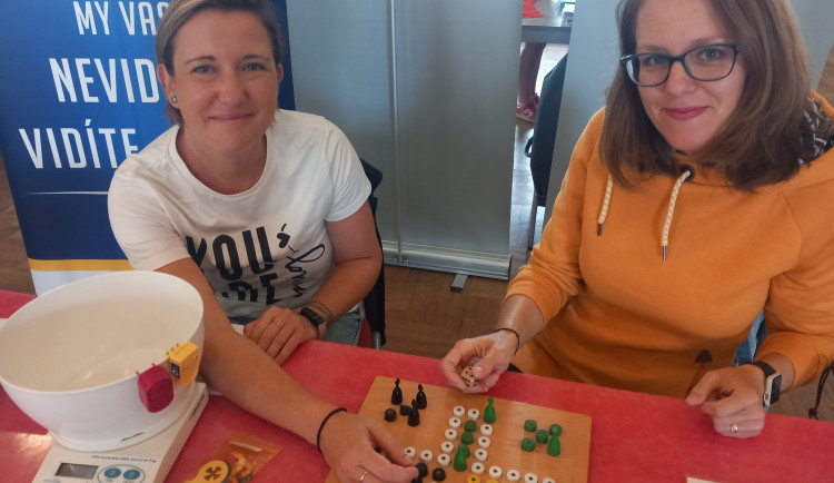 Nevidomým dělají v Jihlavě problémy rozkopané cesty a sdílená kola mimo stanoviště