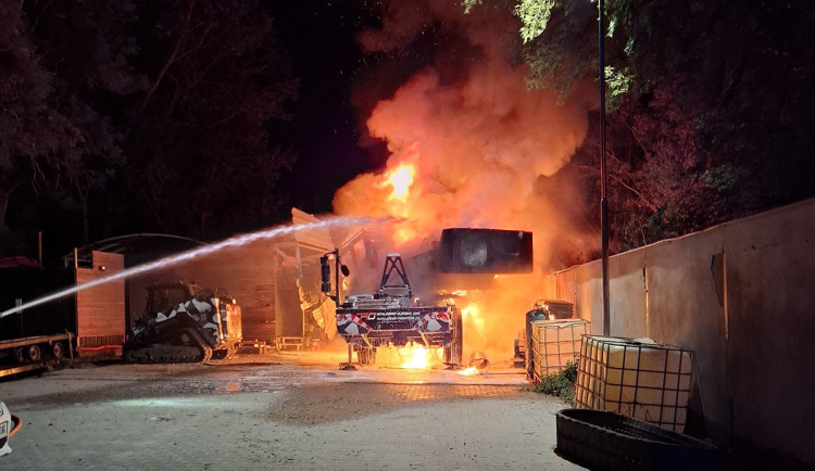 Autojeřáb u Olomouce nad ránem pohltily plameny. Odhad škody míří k 15 milionům