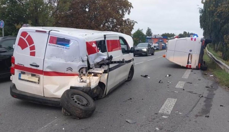 Na Hosáku se srazily dvě dodávky, jeden člověk se zranil. Místo je průjezdné