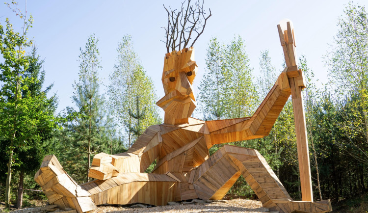 Hradecké lesy mají novou atrakci, šestimetrovou sochu Dubora