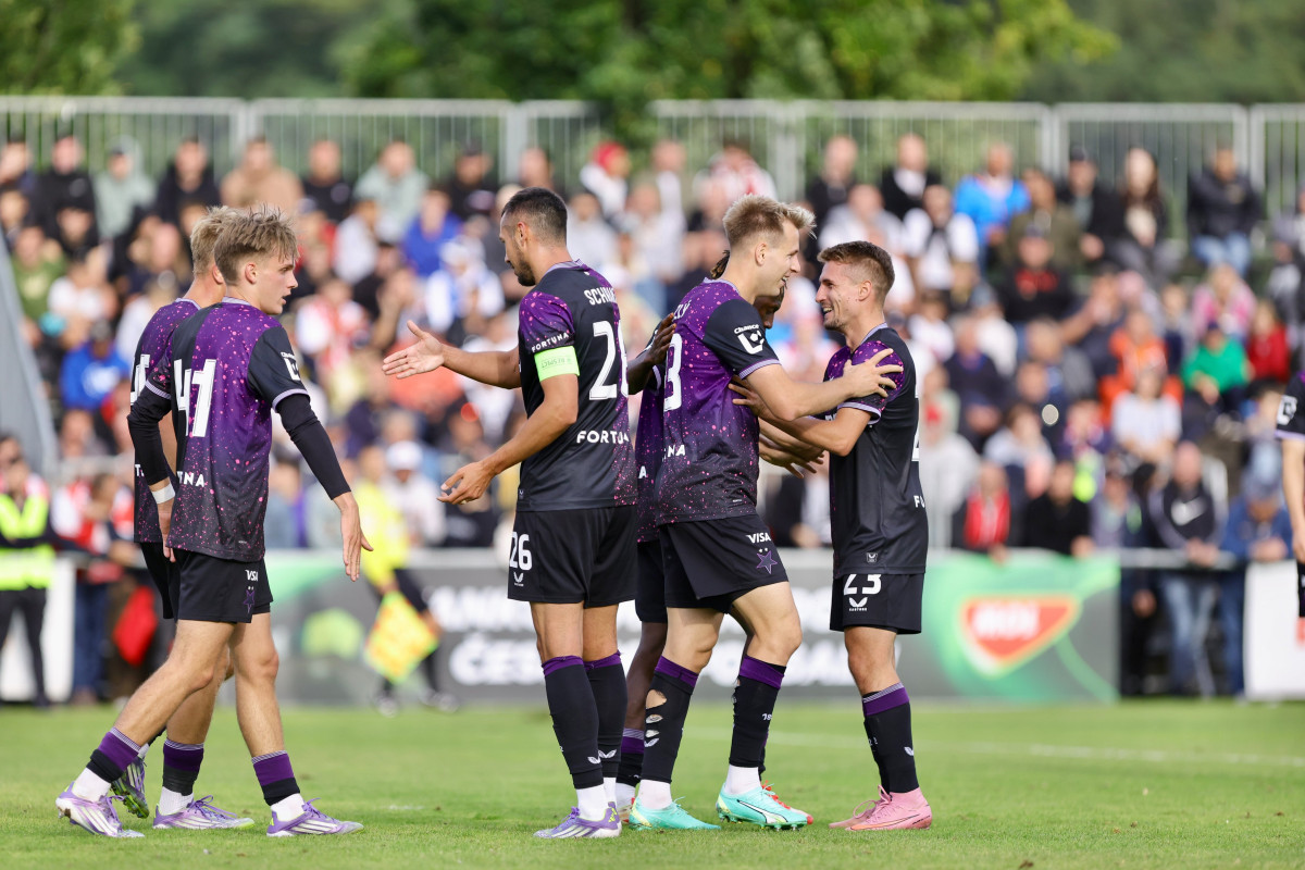 Fotbalisté Slavie vstoupili do domácího poháru výhrou 2:0 v Brozanech