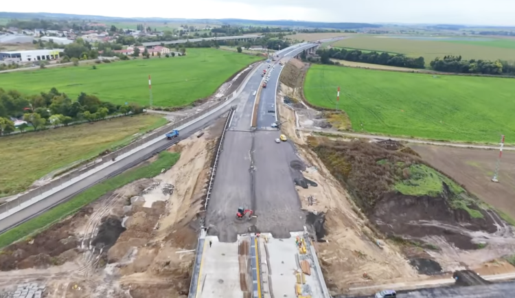 Průlet nad dokončovanou D35 mezi Hořicemi a Sadovou. Video ukazuje pokrok stavby