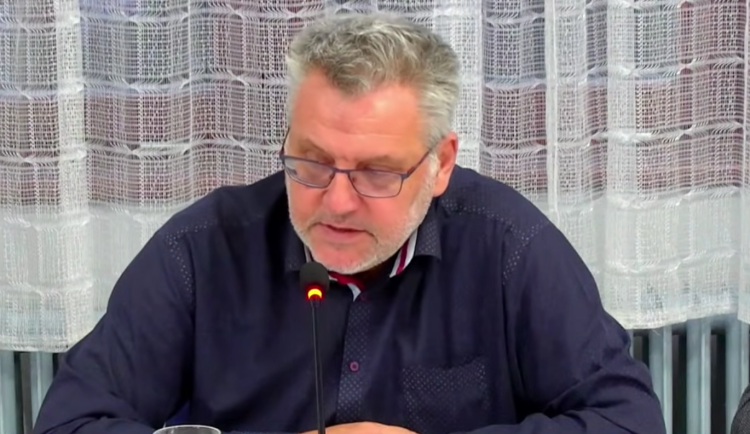 Politik obviněný z dotačního podvodu končí na pozici radního Domažlic