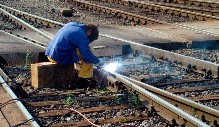Příprava modernizace železnice. Průzkum podloží na trase Hradec Králové - Jaroměř