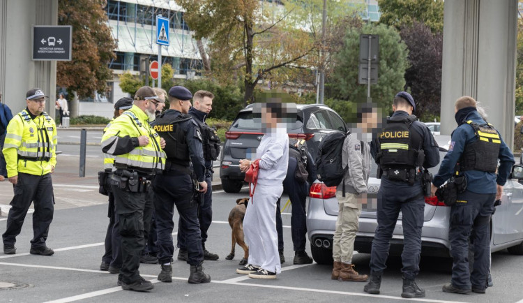 Policisté a celníci kontrolovali taxikáře na letišti, rozdali pokuty za 150 tisíc