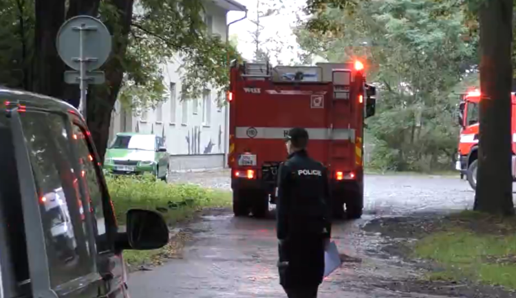 VIDEO: Pyrotechnici uzavřeli okolí Černovíra kvůli 750 kilogramům munice, část odstřelili