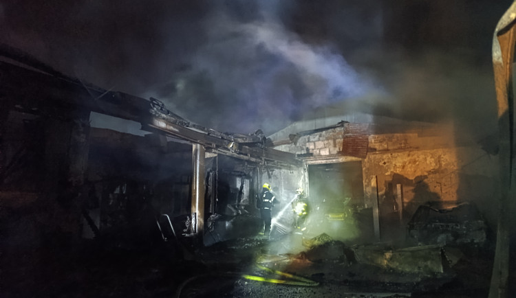 FOTO: V Klimkovicích hořel autoservis. Jeden z hasičů se lehce zranil