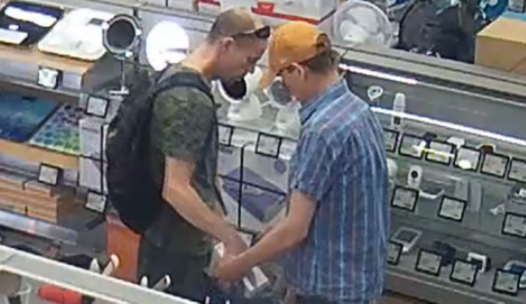 Ukradli sluchátka za deset tisíc. Policie pátrá po dvou zlodějích z Prahy 5