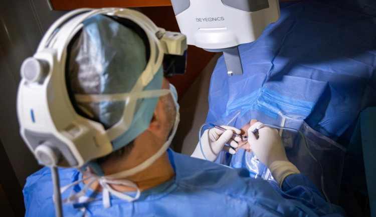 VIDEO: Očním chirurgům FN Ostrava pomáhá nejmodernější 3D mikroskop na světě