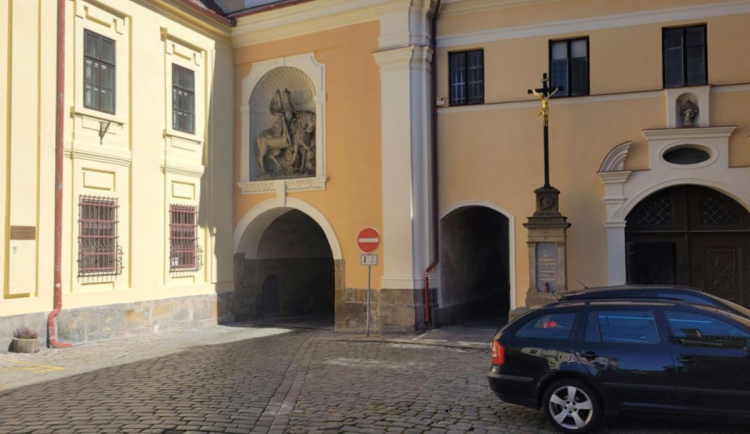 Jaroměř má opravené fasády. Kostel, věž i fara znovu zazářily