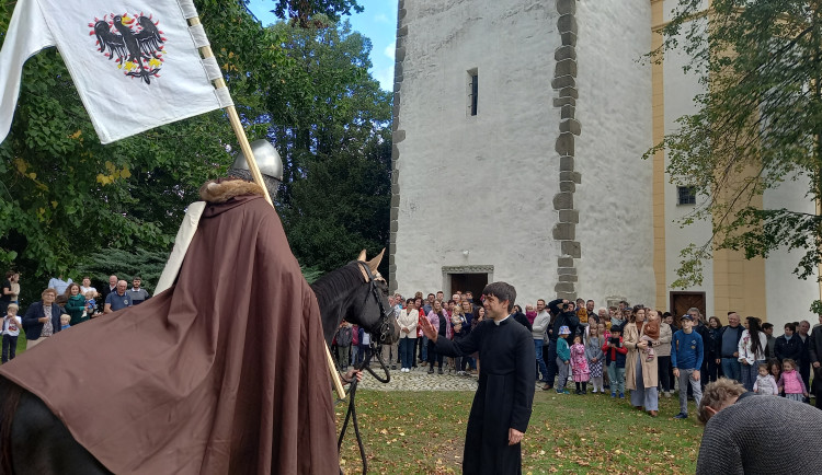 FOTO: Před kostel v Lukách nad Jihlavou přijel v poledne svatý Václav na koni
