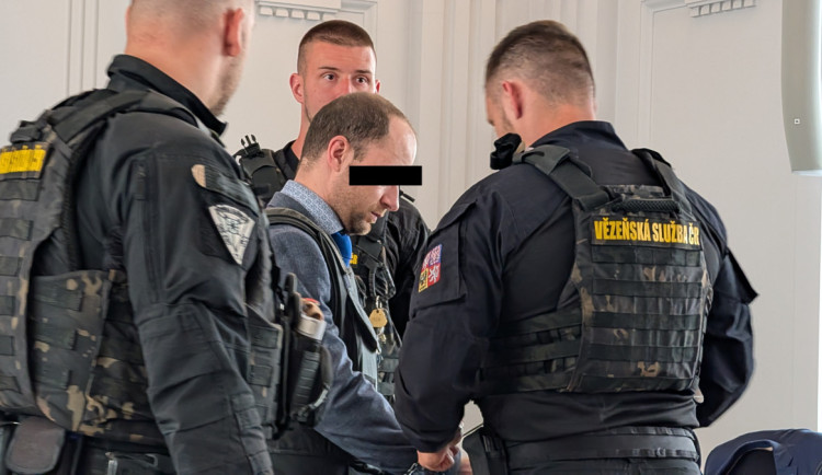 Lékař obžalovaný z vraždy a pokusu o vraždu jednal promyšleně. Na milenku vzal sekeru