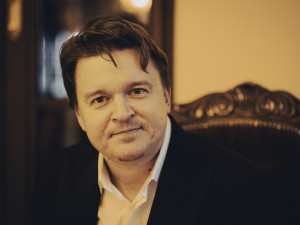 Ostřejší Most!, tak popisuje nový seriál Oddíl B jeho scénárista Petr Kolečko