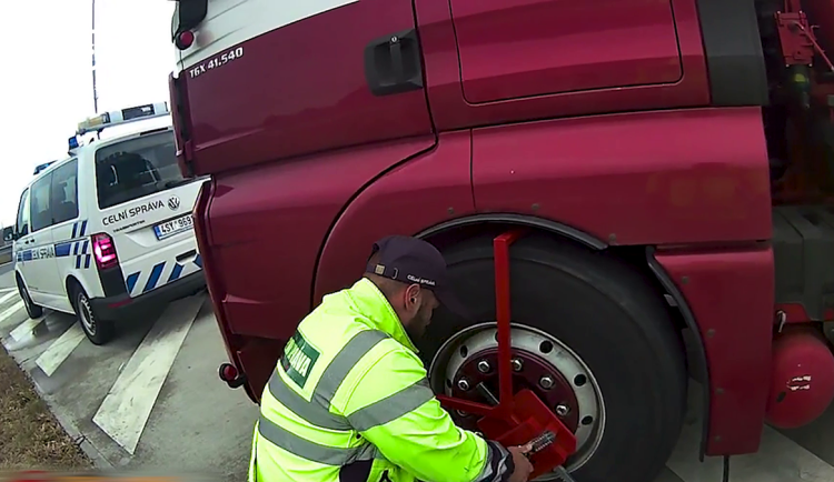 VIDEO: Na pokutách dlužili cizinci skoro milion. Botička firmu donutila zaplatit