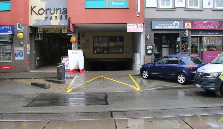 Ke smrti bezdomovce v Brně přispěli i strážníci, nechali ho spát u vjezdu do garáže