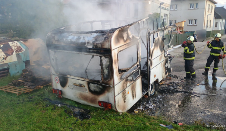 Tři shořelá vozidla za jeden den, u Dačic vzplanulo auto, ve Vodňanech karavan