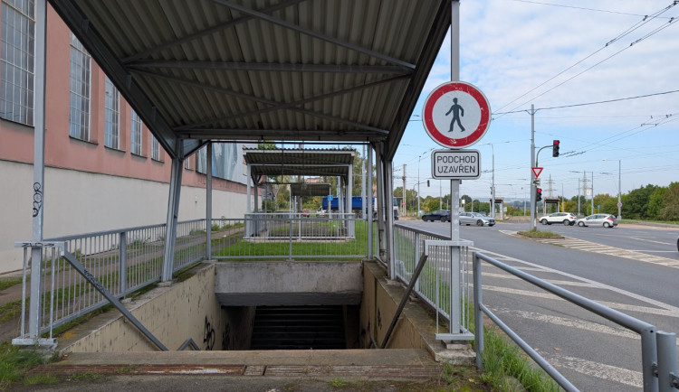 Uzavřený podchod hrůzy stále láká podivné existence, letos tam byla i mrtvola