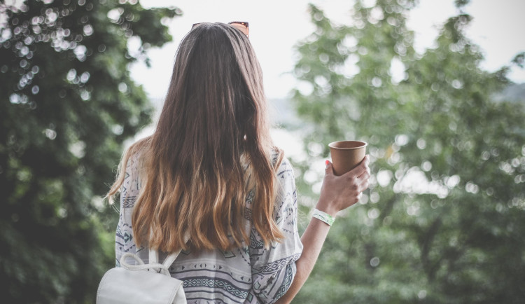 Do šaliny i s kávou. Zákaz nápojů v kelímcích zatím neplatí, dopravce ho odsunul