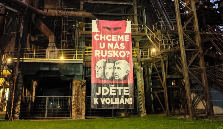 Skupina Kaputin dnes vyvěsila plakát s českými politiky a Putinem v Ostravě