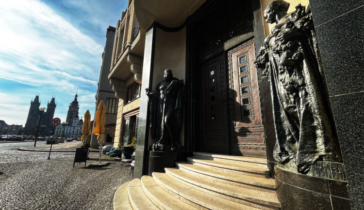 V hradecké galerii vás umění vtáhne do hry, dotknout se děl je tady součást zážitku