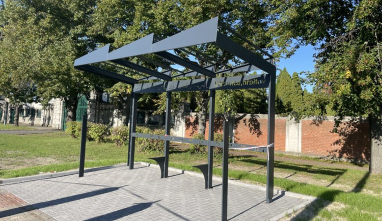 Vítkovice modernizují sedm autobusových zastávek, mají nové antivandalské koše