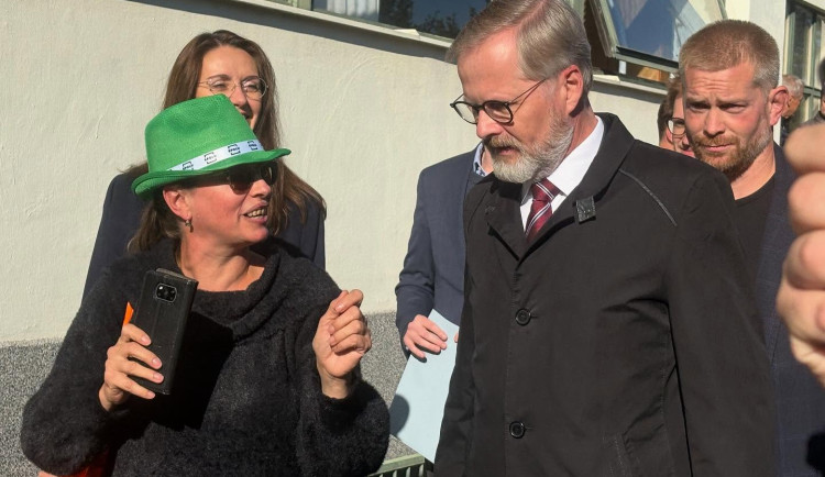 FOTO: V Brně odvolili Fiala i Schillerová. Nahlédněte do volebních místností