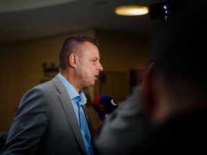 Po sečtení třetiny okrsků vedlo ANO před Spolu, STAN, SPD, Motoristy a Piráty