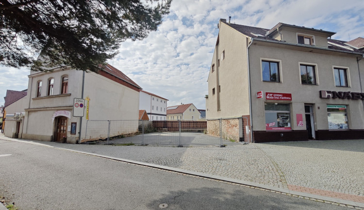 Město se roky snaží prodat stavební proluku. Od požadavků postupně slevuje