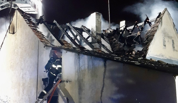 Dva noční požáry v Praze. Hořela kuchyň a rodinný dům