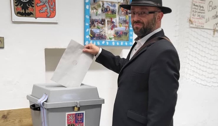 Nemá na uhlí ani kroužky pro děti. Sterzik po volebním neúspěchu prosí o peníze