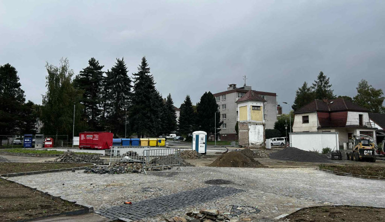 FOTO: V Třešti budují nové parkoviště. Modré zóny nejsou pro starostu na pořadu dne
