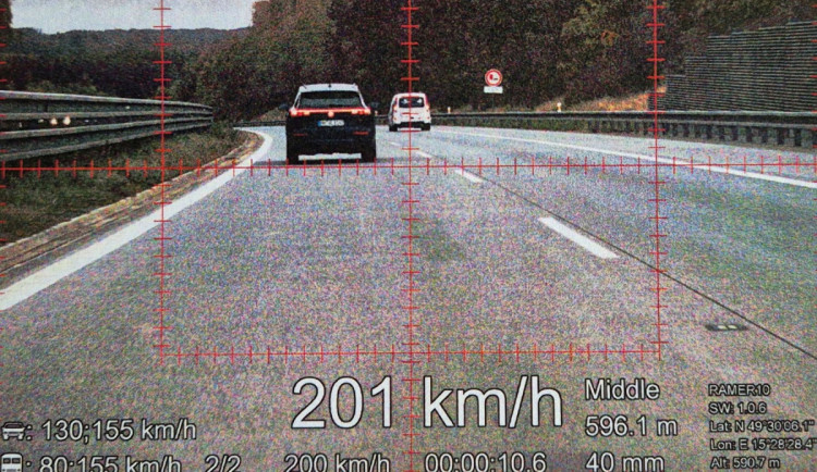 Cizinec uháněl po dálnici D1 rychlostí přes dvě stě kilometrů, přišel o papíry