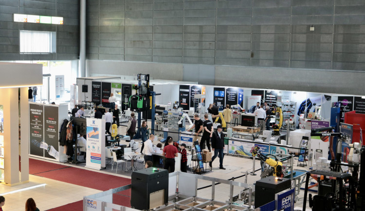 FOTO: Roboti i formule. V Brně pokračuje Mezinárodní strojírenský veletrh
