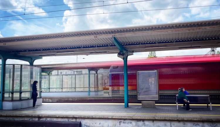 Místo vlaků vás o víkendu z Hradce Králové směr Praha svezou autobusy