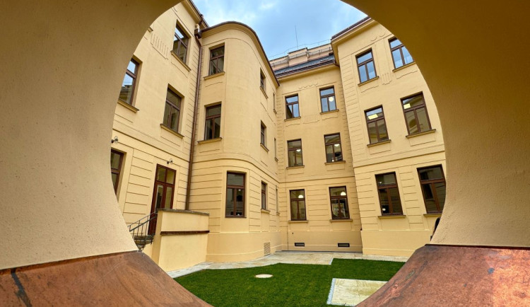 Opravená Pedagogická fakulta v Hradci zítra otevře brány veřejnosti