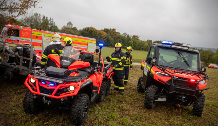 VIDEO: Požár v lese jen nanečisto. Záchranné složky trénovaly na Bruntálsku