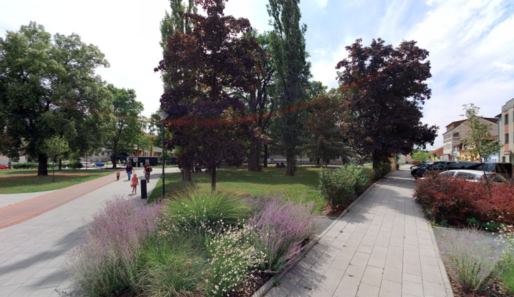 Moč i zvratky. Pětasedmdesátiletá seniorka v Prostějově pohoršovala v parčíku