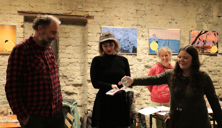 Ornitologové pokřtili komiks o brněnské lanovce, chystají havraní hlídku