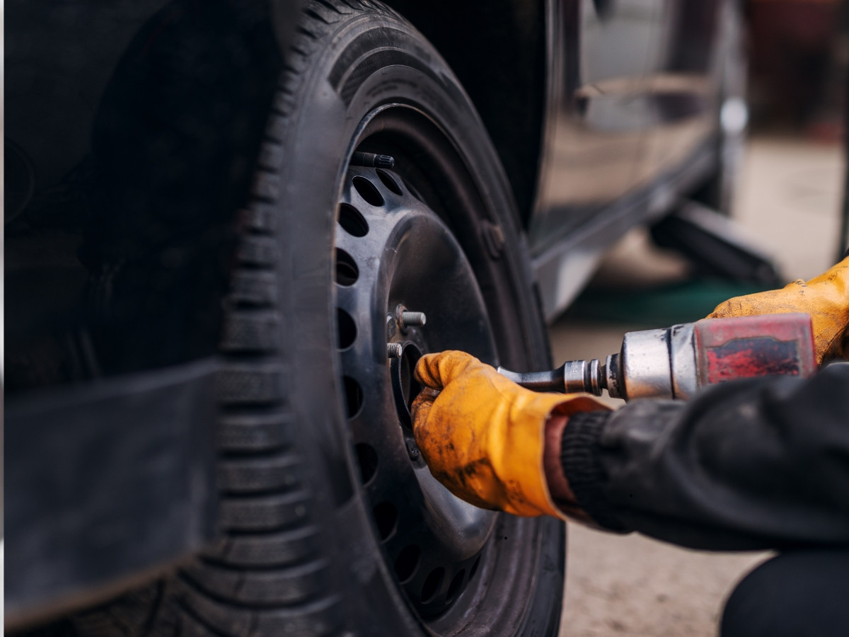 Před zimní sezonou pozor na e-shopy s pneumatikami, varují policisté