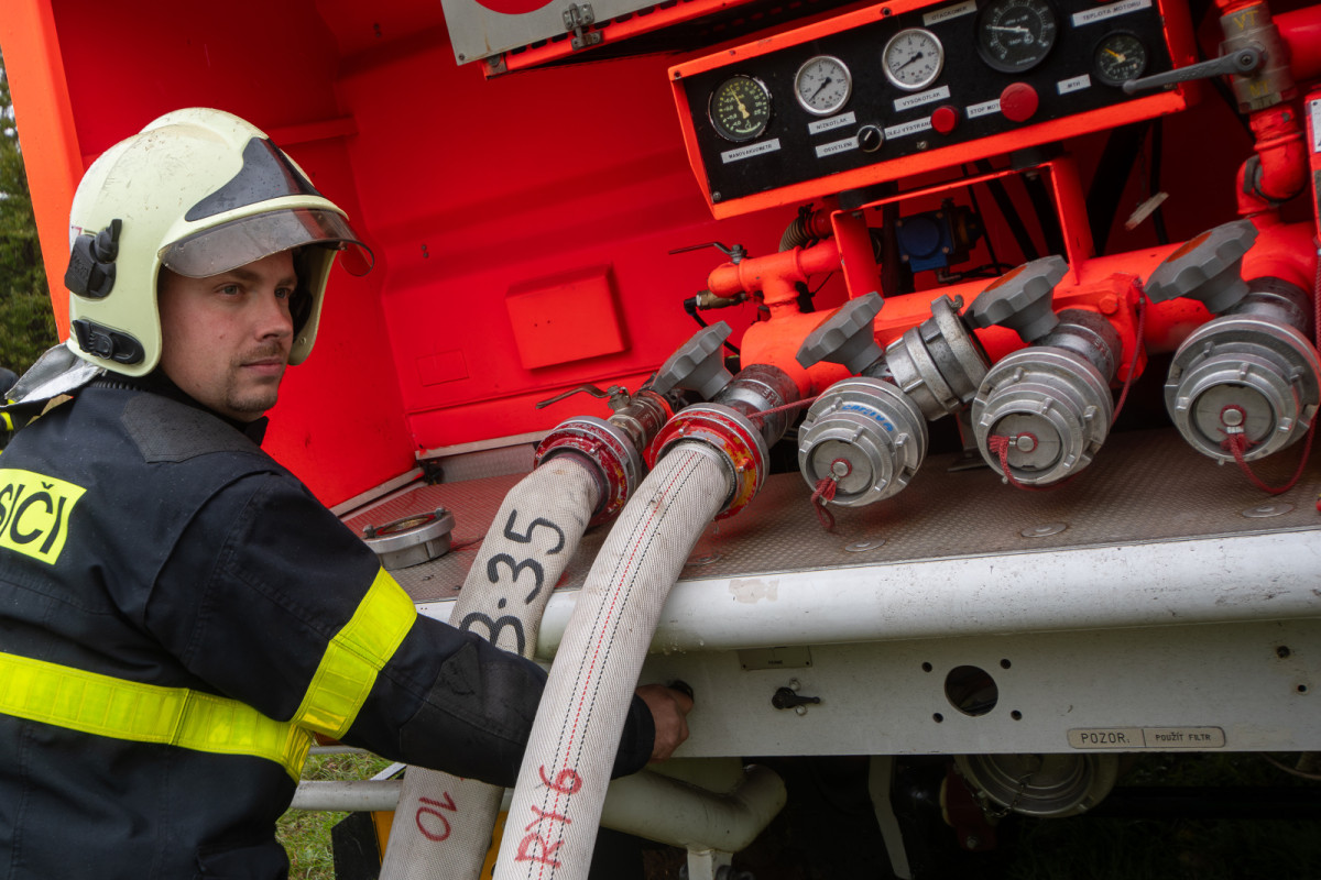 VIDEO: Požár v lese jen nanečisto. Záchranné složky trénovaly na Bruntálsku