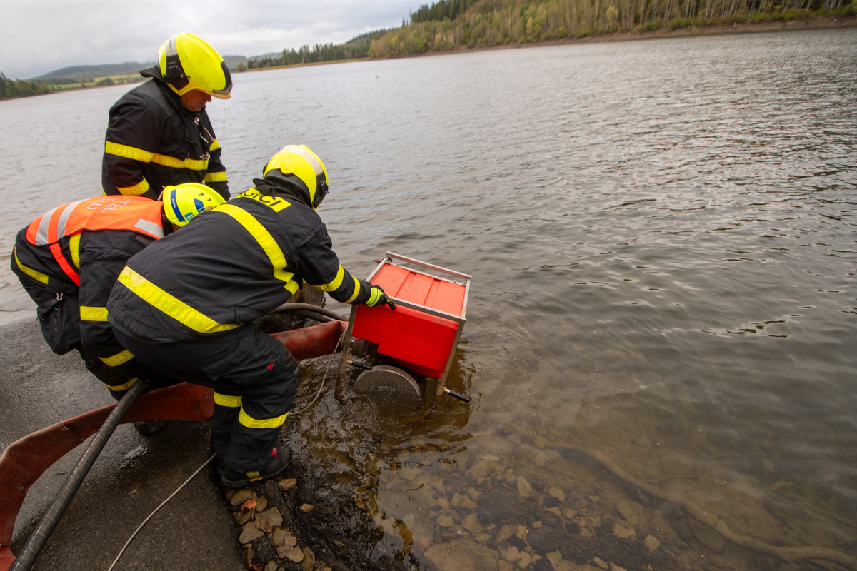VIDEO: Požár v lese jen nanečisto. Záchranné složky trénovaly na Bruntálsku