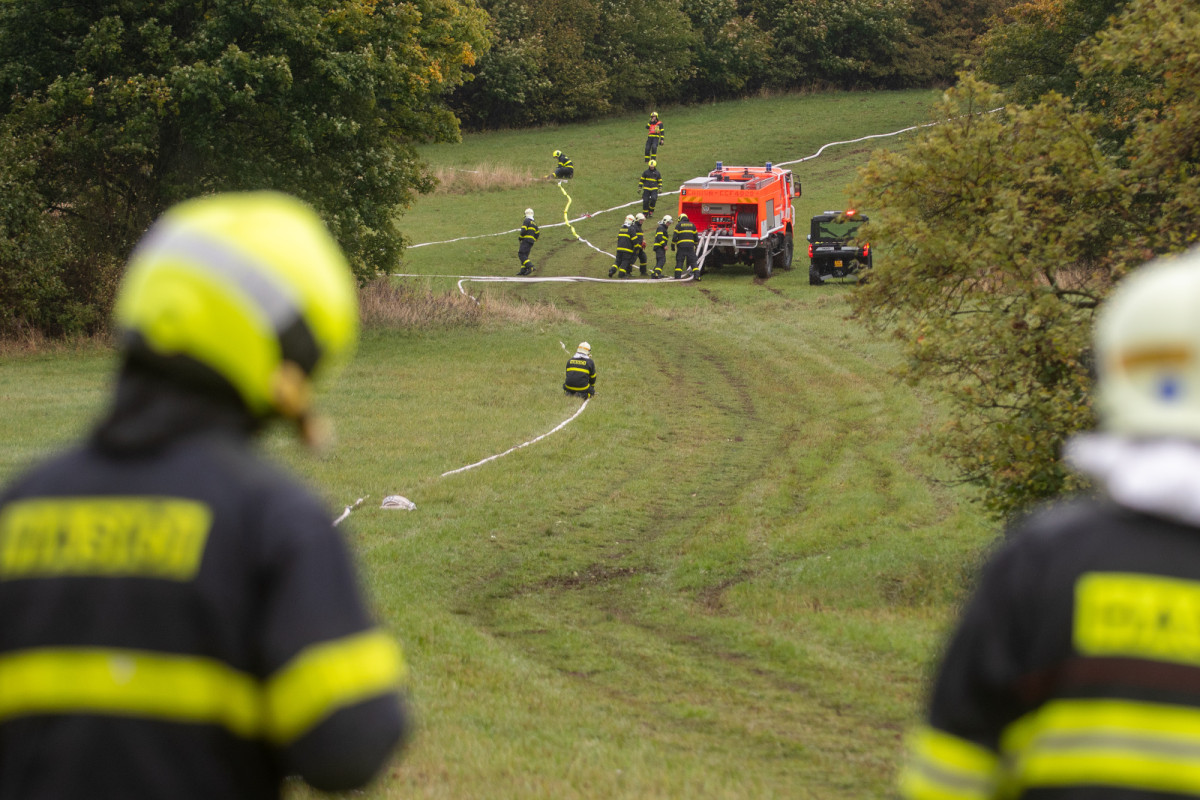 VIDEO: Požár v lese jen nanečisto. Záchranné složky trénovaly na Bruntálsku