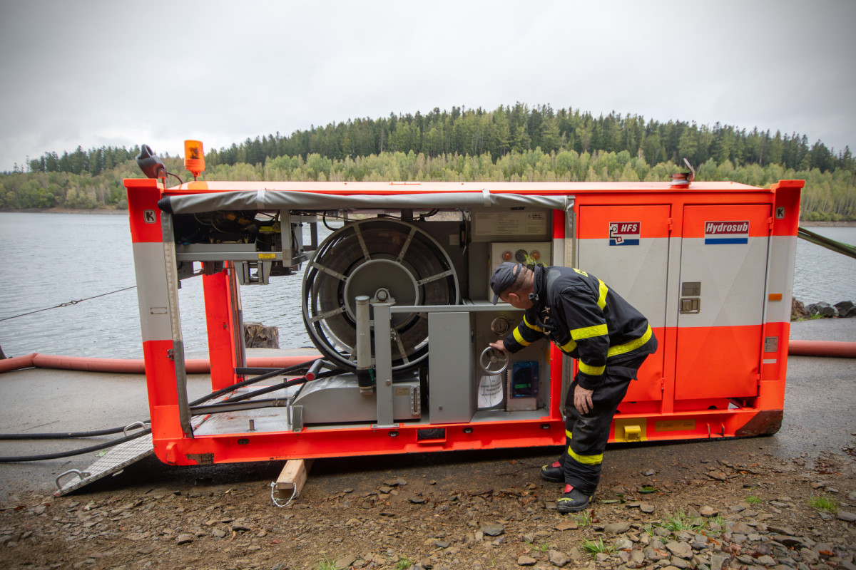 VIDEO: Požár v lese jen nanečisto. Záchranné složky trénovaly na Bruntálsku