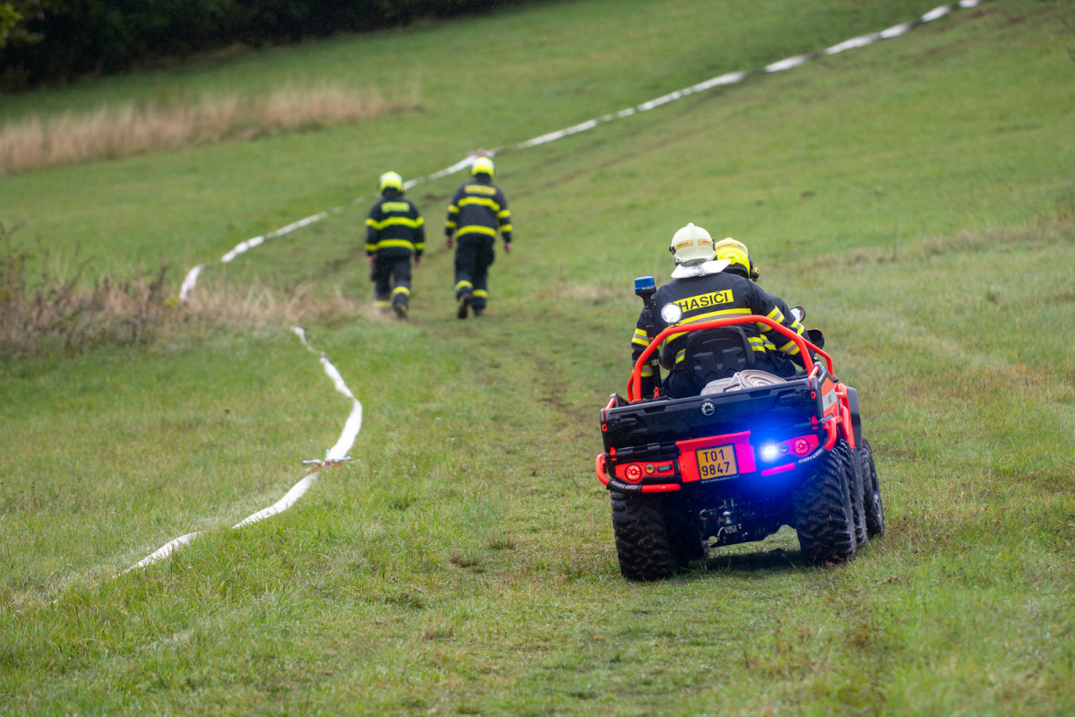 VIDEO: Požár v lese jen nanečisto. Záchranné složky trénovaly na Bruntálsku