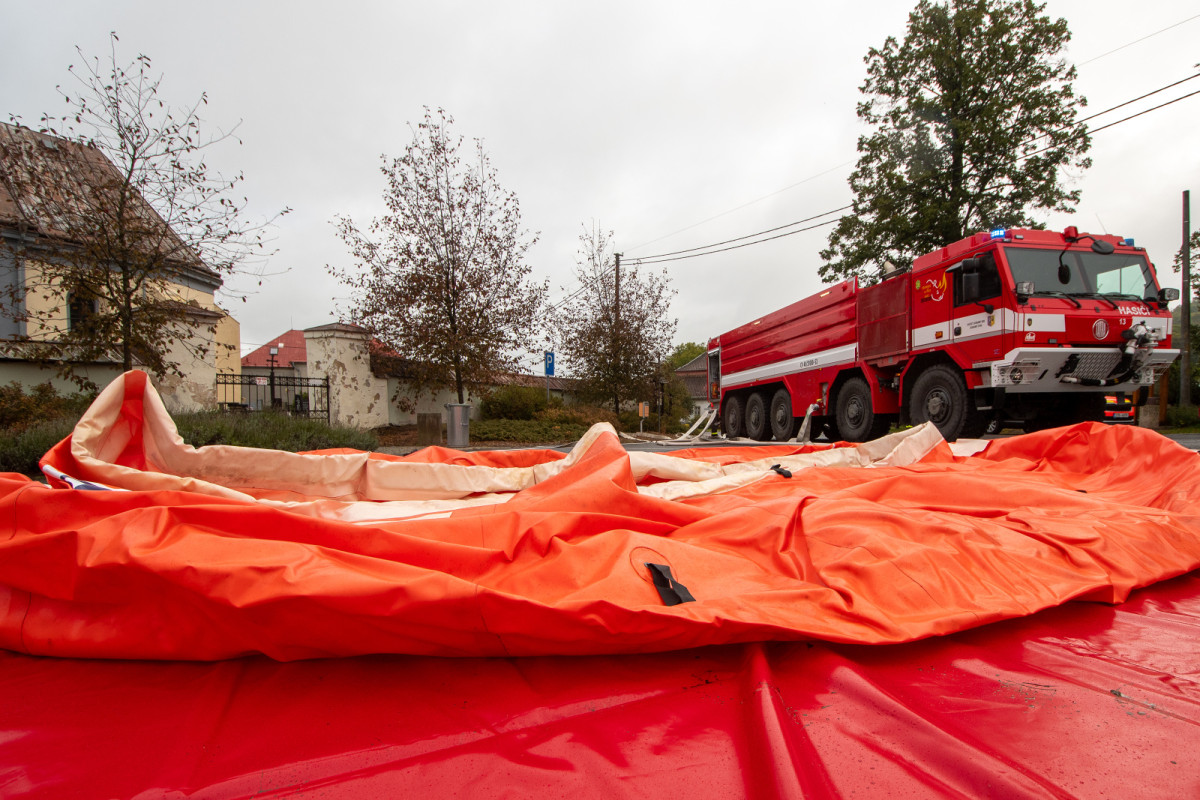 VIDEO: Požár v lese jen nanečisto. Záchranné složky trénovaly na Bruntálsku
