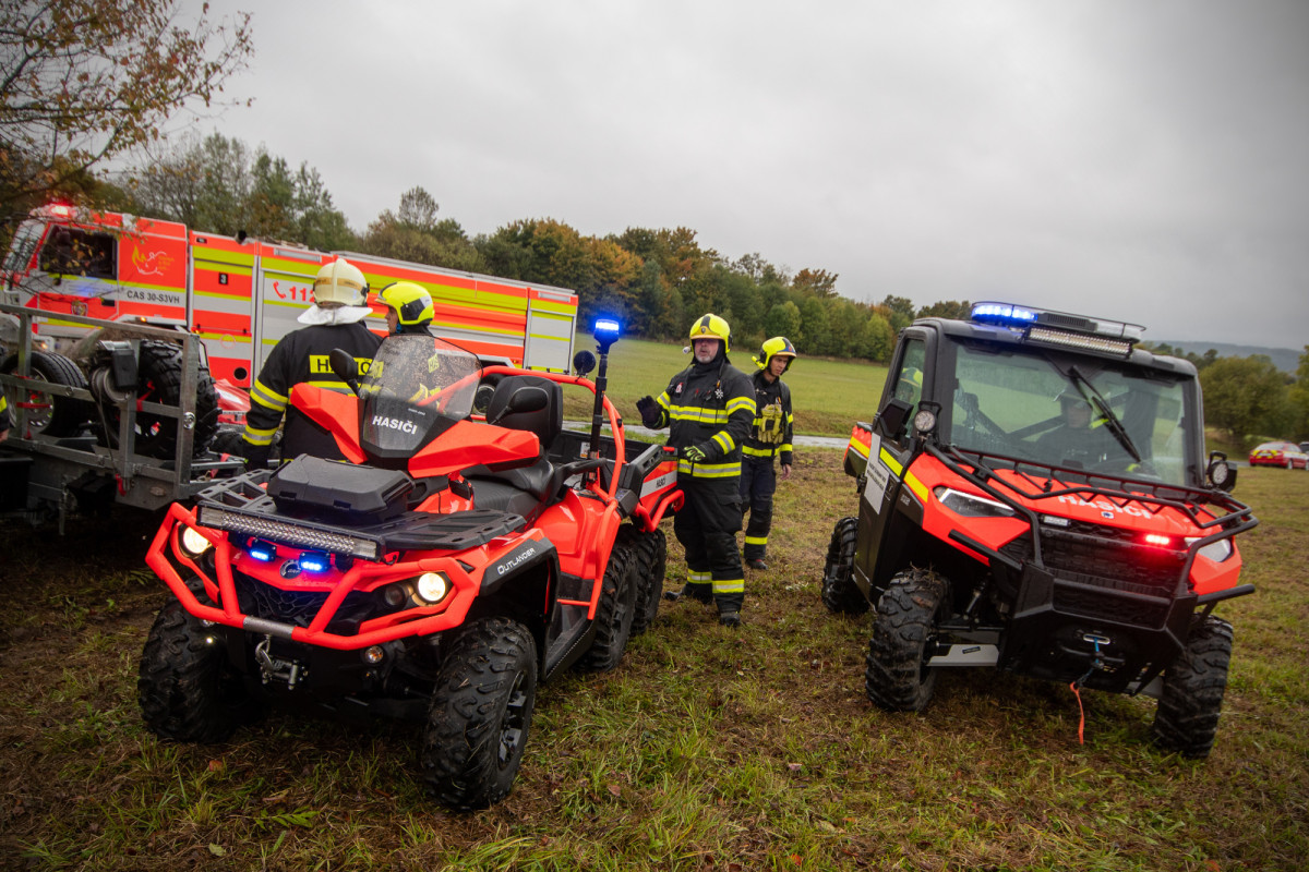 VIDEO: Požár v lese jen nanečisto. Záchranné složky trénovaly na Bruntálsku