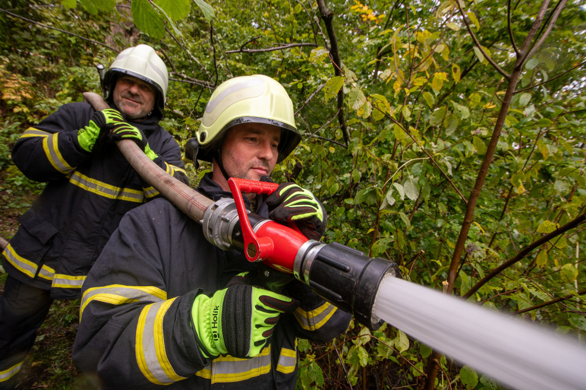 VIDEO: Požár v lese jen nanečisto. Záchranné složky trénovaly na Bruntálsku